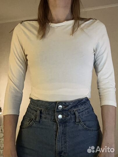 Белая женская кофта с открытыми плечами