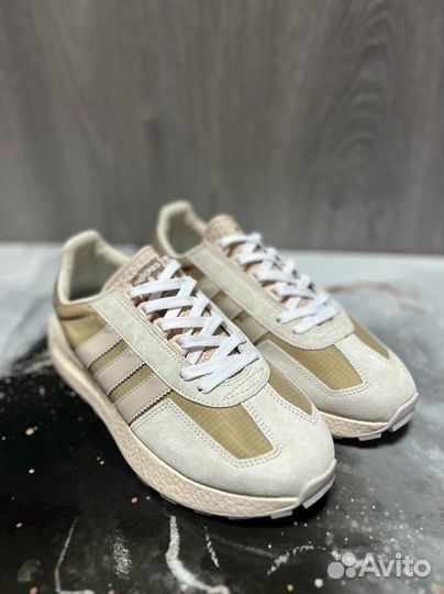 Кроссовки мужские Adidas Retropy E5 бежевые