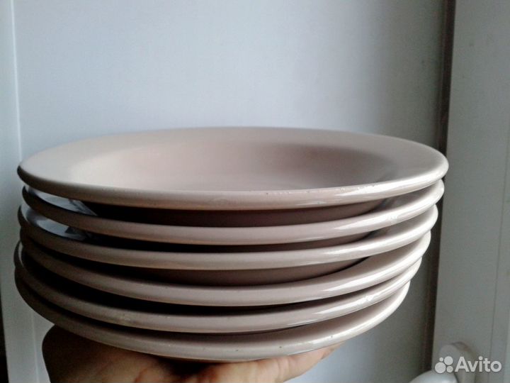 Тарелки глубокие и плоские, горшочек керамический