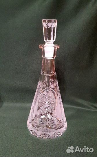 Хрустальный графин с рюмками