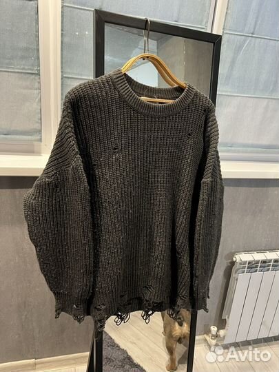 Рваный свитер