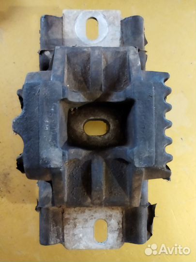 Опора двигателя левая