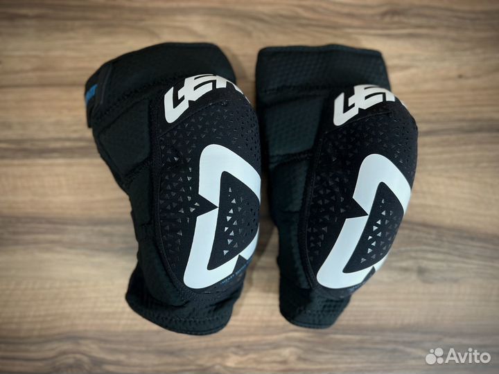 Leatt 3DF 5.0 Knee Guard Junior, Бело-черный