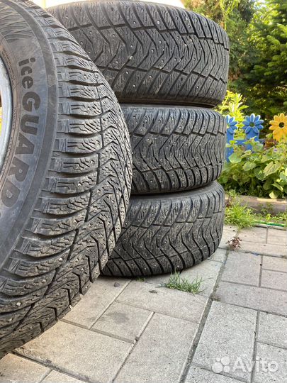 Yokohama Ice Guard IG65 215/55 R16