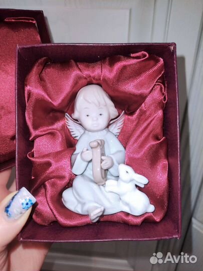 Ангелочек фарфоровый с арфой и зайкой на 8 марта