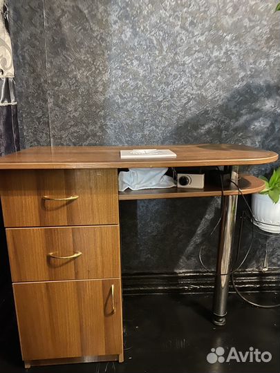 Стол для маникюра с вытяжкой