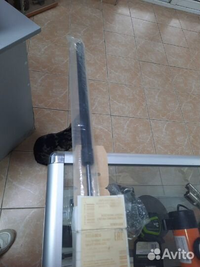 Амортизатор капота Правый Мерседес С-класс