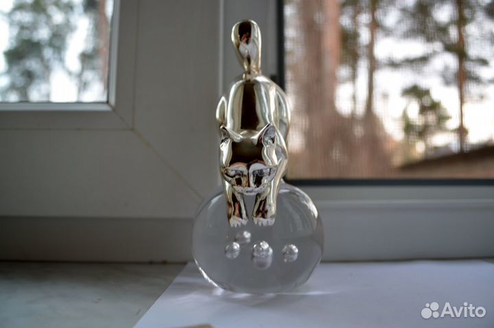 Кошка на шаре стекла покрытая серебром