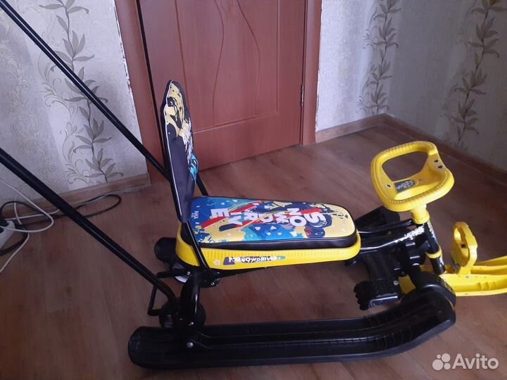 Детский снегокат с ручкой и колесами