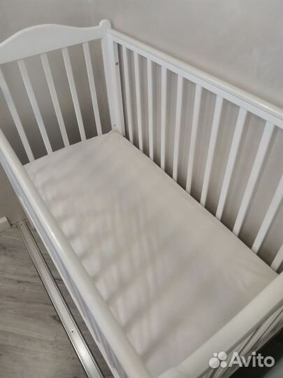 Детская кроватка с поперечным маятником
