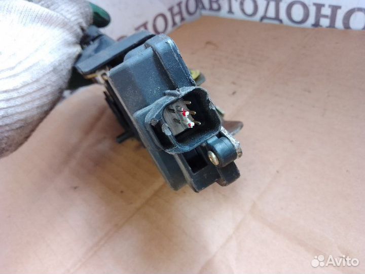 Замок двери задний левый Hyundai Santa Fe 2002