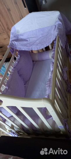Детская кроватка с маятником