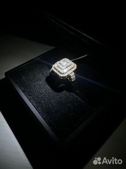 Золотое кольцо с бриллиантами багет