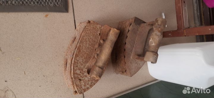 Старинный угольный утюг