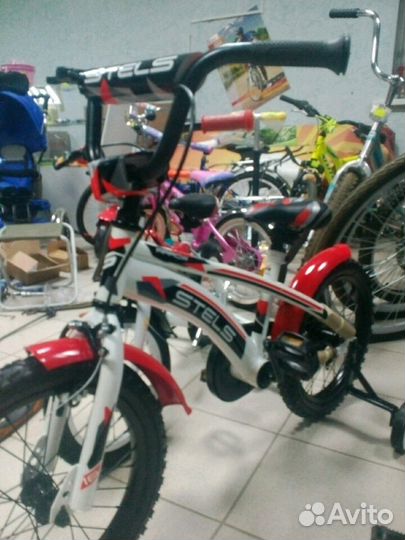 Новый велосипед с дополнительными колесиками