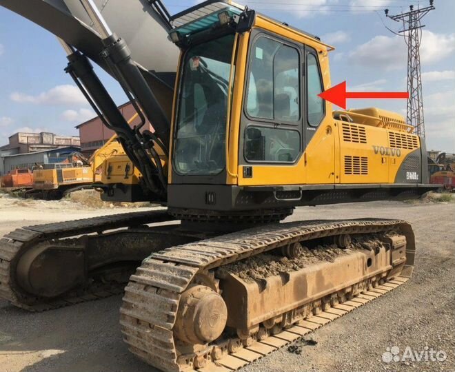 Стекло левое за дверью на экскаватор Volvo EC 460