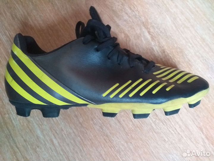 Футбольные бутсы adidas