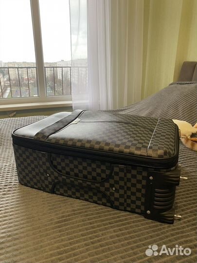 Масик продает новый чемодан
