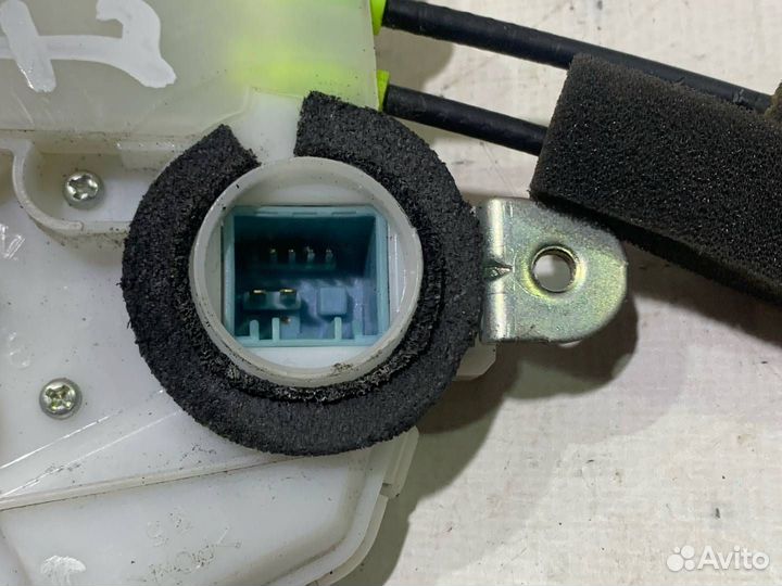 Замок двери передней правой Honda Accord 8 2009