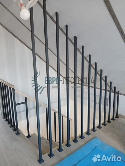 Металлические рейки в потолок балюстрада