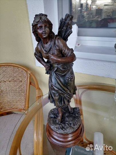 Статуя-скульптура антикварная Девушка из леса