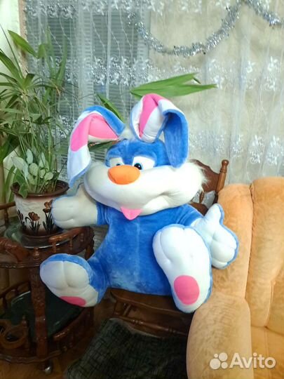 Большой плюшевый синий заяц