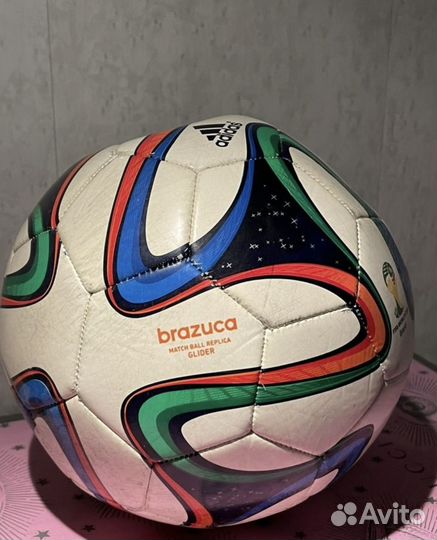 Футбольный мяч adidas brazuca 2014 год