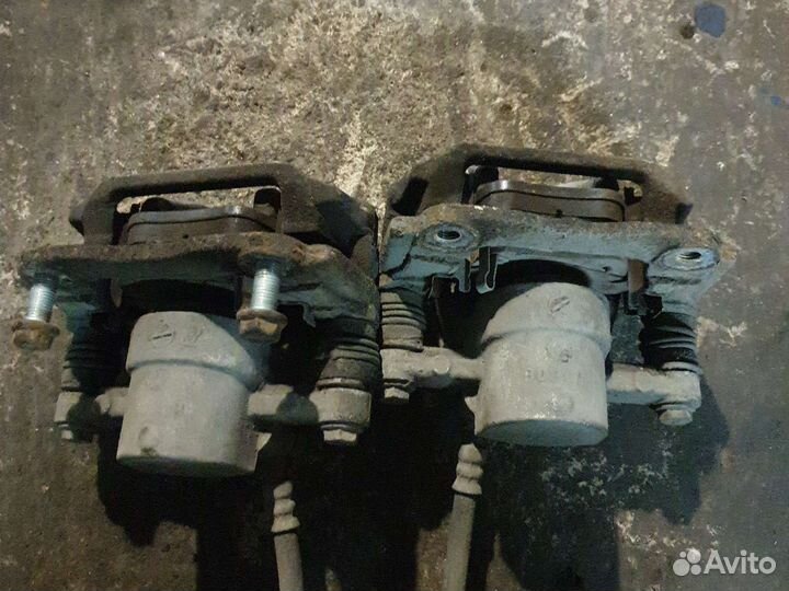 Задний правый суппорт тойота авенсис т250