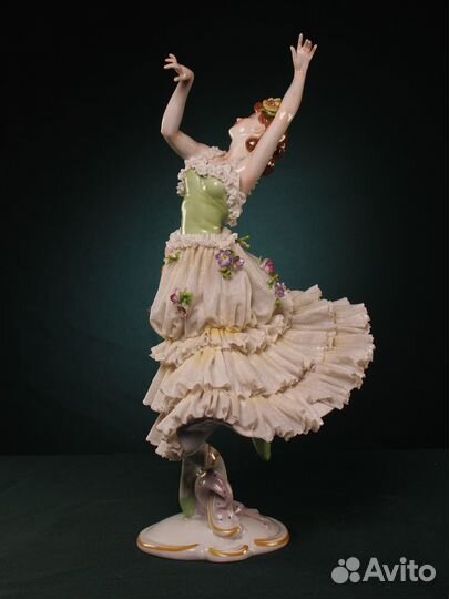 Кружевная фарфоровая статуэтка 