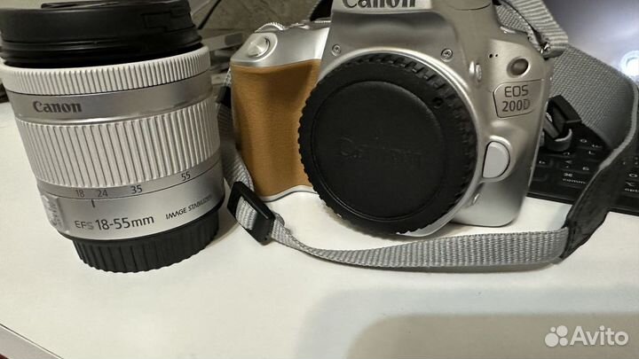 Фотоапарат Canon EOS 200d