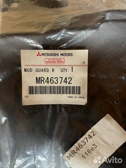 Брызговик передний правый Mitsubishi Pajero Sport