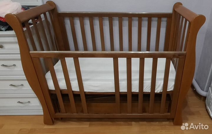 Детская кроватка с маятником и ящиком