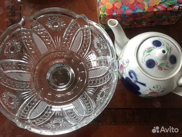 Хрустальная фруктовница и чайник