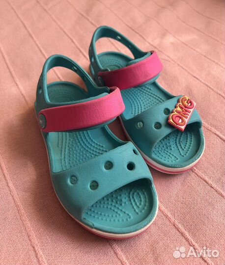 Босоножки для девочки crocs