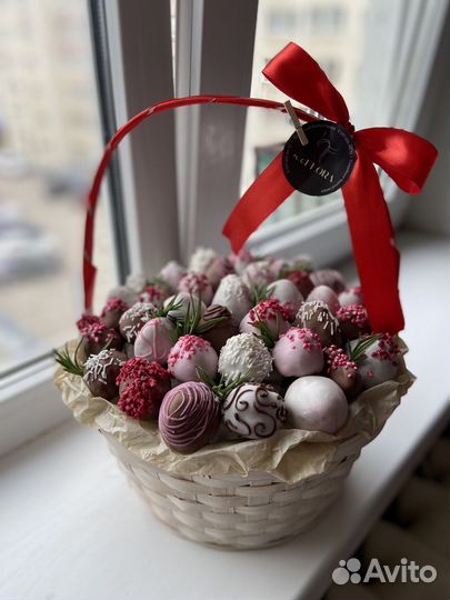 Фруктовые букеты из клубники и корзины