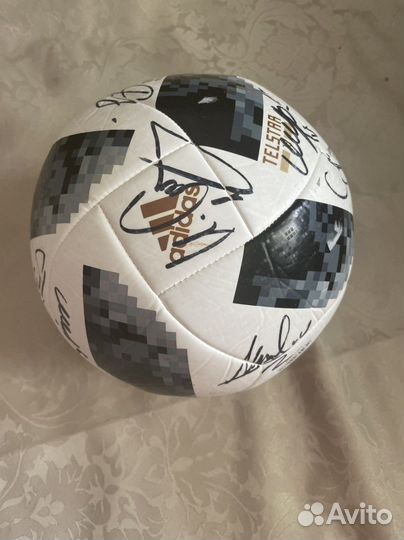 Футбольный мяч с автографами