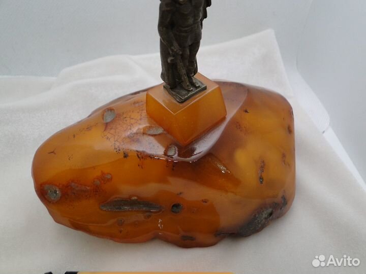 Шикарный кусок янтаря 330 гр. Сувенир СССР