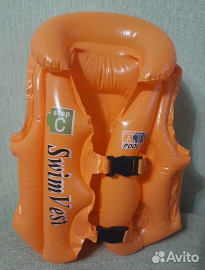 Детский надувной жилет на 2-3 года и пляжный мяч
