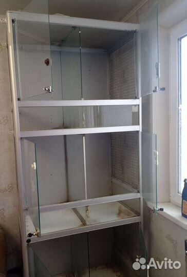 Шкаф витрина для животных
