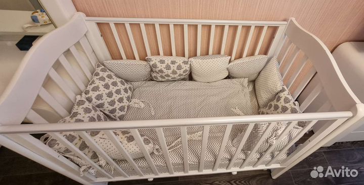 Детская кроватка с универсальным маятником