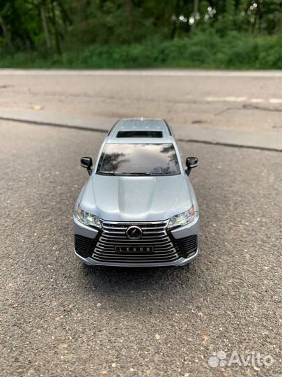 Модель автомобиля Lexus LX 600 металл