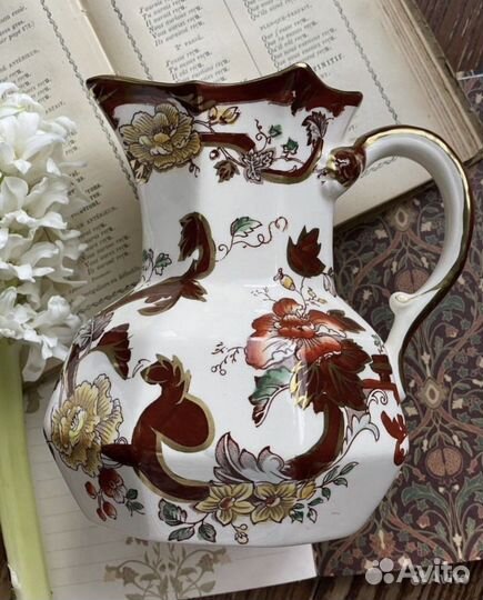 Антикварные и винтажные кувшины в ассортименте