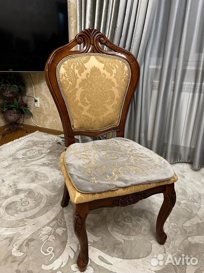 Стол и стулья
