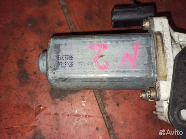 Стеклоподъемник передний правый Chrysler Neon 2