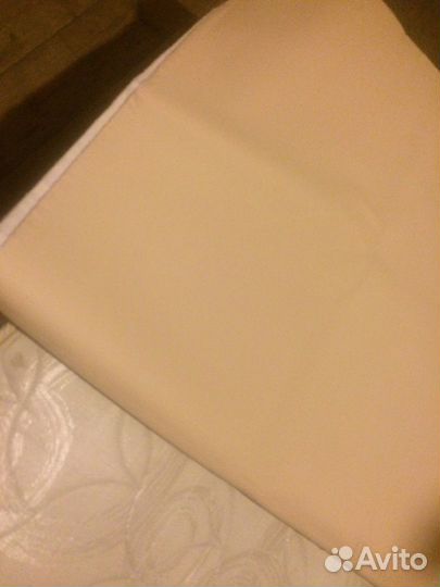 Продам бежевую автомобильную эко кожу 1,5 *2,5м
