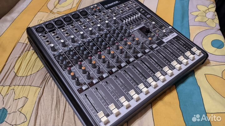 Микшерный пульт Mackie ProFX12