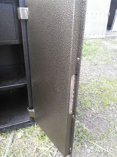 Сейф темный