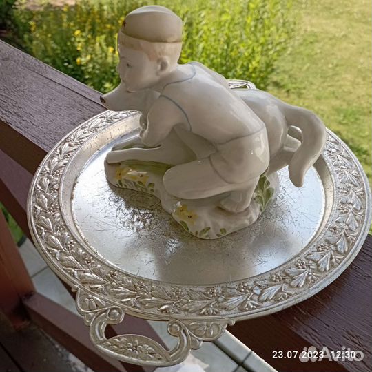 Статуэтка лфз мальчик с собакой