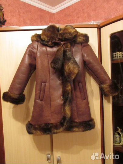 Продам дубленку с муфтой и капюшоном. (новая)