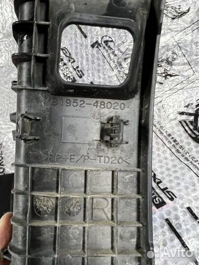 Заглушка бокового фонаря Lexus Rx 4